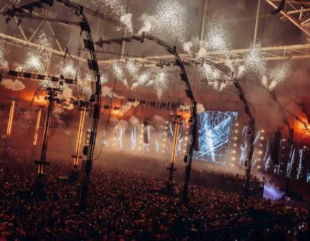 Show visuals and video content for Verknipt Amsterdam Arena by Vision Impossible